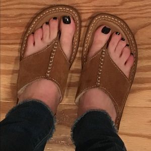 UGG Thong Sandals in Canvas Leather Shearling Tan
